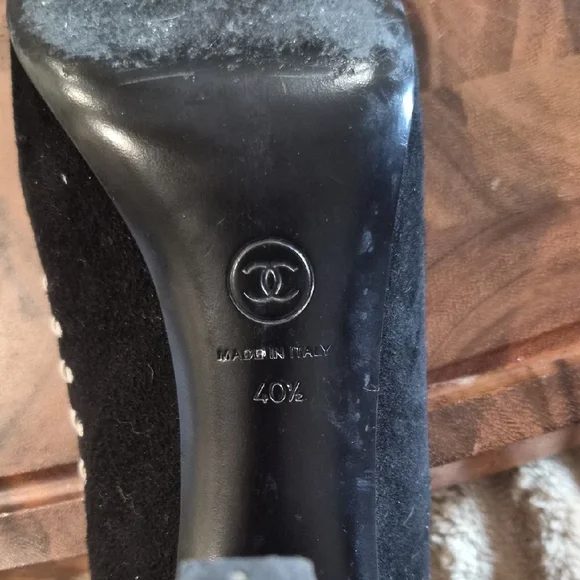 CHANEL Black and Gray Woven Trim Cap-Toe Heels - Picture 6 of 11